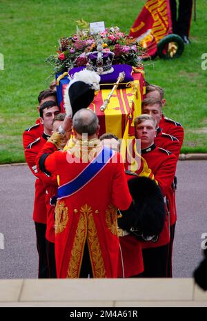 EXAMEN de l'AN 2022 photo du dossier datée du 19/09/22 - les porteurs de cercueils portent le cercueil de la reine Elizabeth II dans la chapelle Saint-Georges du château de Windsor, dans le Berkshire, comme il arrive pour le service de committal. Date de publication : mardi 20 décembre 2022. Banque D'Images