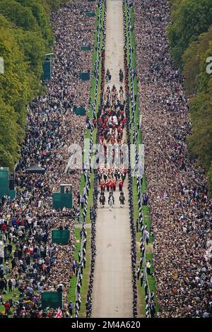 EXAMEN de l'an 2022 photo du dossier en date du 19/09/22 - la procession cérémoniale du cercueil de la reine Elizabeth II descend la longue promenade qui arrive au château de Windsor pour le service de committal à la chapelle Saint-Georges. Date de publication : mardi 20 décembre 2022. Banque D'Images