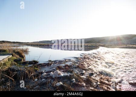 Une vue aérienne du lac entouré d'herbe gelée Banque D'Images