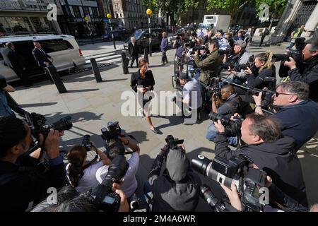 EXAMEN de l'an 2022 photo du dossier en date du 17/05/22 - Coleen et Wayne Rooney arrivent aux cours royales de justice de Londres, alors que la bataille de haut profil de libelle entre Rebekah Vardy et Coleen Rooney continue. Rooney a accusé Vardy de faire des « fausses histoires » sur sa vie privée en octobre 2019 après avoir effectué une opération de « stanting » qui a vu son nom de « Wagatha Christie ». Date de publication : mardi 20 décembre 2022. Banque D'Images