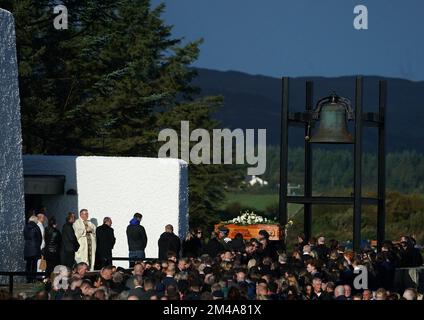 AP REVIEW OF THE YEAR 2022 photo du dossier datée du 13/10/22 - le cercueil de Martina Martin est transporté dans l'église St Michael's, à Creeslough, pour la messe funéraire de la mère de 49 ans qui est décédée à la suite d'une explosion à la station-service Applegreen dans le village de Creeslough à Co Donegal. Date de publication : mardi 20 décembre 2022. Banque D'Images