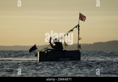 Examen de l'AN 2022 photo du dossier datée du 20/12/22 - Michael Stanley, connu sous le nom de « Major Mick », lève sa casquette alors qu'il part dans son bateau Tintanic II pour traverser le Solent depuis le château Hurst jusqu'à l'île de Wight, dans le cadre de son défi de charité Tintanique. Le défi consiste à l'avirer dans son bateau fait maison, le 'Tintanic', sur les rivières autour du pays, pour recueillir de l'argent pour l'organisme de bienfaisance enfants sur la périphérie qui soutient actuellement les réfugiés ukrainiens. Date de publication : mardi 20 décembre 2022. Banque D'Images