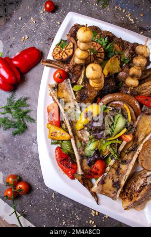 Un ensemble de différents plats de viande de bœuf sur une assiette blanche. Banque D'Images