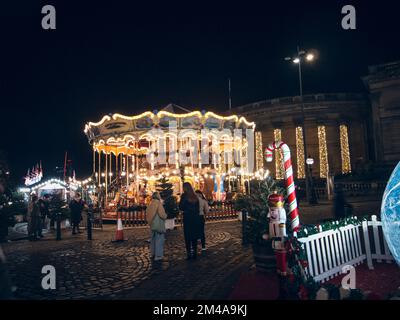 Marché de Noël la nuit à Liverpool. Banque D'Images