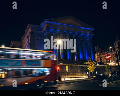 Bus se déplaçant la nuit à Liverpool. Banque D'Images