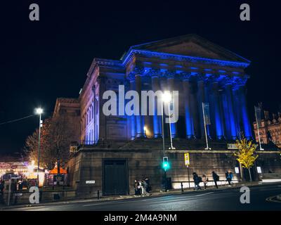 St George's Hall la nuit à Liverpool. Banque D'Images