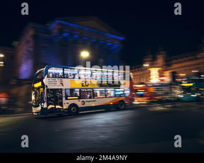 Bus se déplaçant la nuit à Liverpool. Banque D'Images