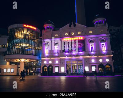 Williamson Square la nuit à Liverpool. Banque D'Images