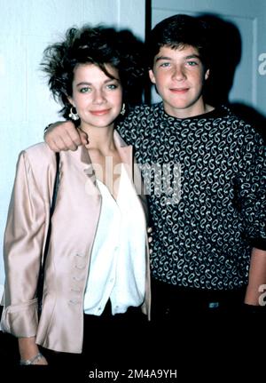 Justine et Jason Bateman sont les coulisses d'un événement hollywoodien vers 1984 crédit : Ron Wolfson / MediaPunch Banque D'Images