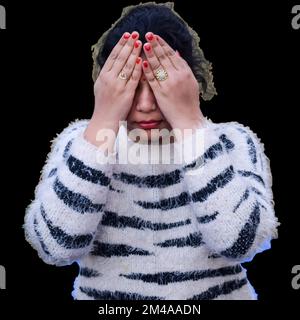 Portrait d'une magnifique jeune femme indienne pratiquant le yoga avec un fond Uni. Belle fille pratique base yoga pose. Calme et détente, femme hap Banque D'Images