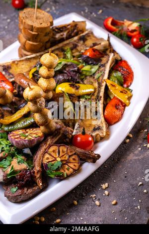 Un ensemble de différents plats de viande de bœuf sur une assiette blanche. Banque D'Images