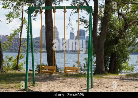 Ancienne balançoire vide sur le fond de la ville du Dnieper Banque D'Images