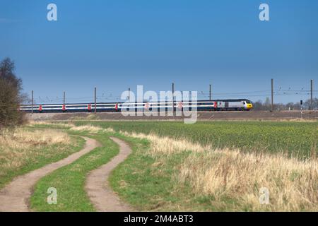 Une interville de la côte est se dirigeant vers le sud à Northallerton lorsque la franchise ferroviaire de la côte est a été rendue publique après la remise de National Express Banque D'Images