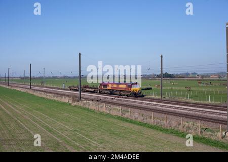 DB train de marchandises classe 66 locomotive 66114 en couleurs EWS transportant un petit train de marchandises sur la ligne principale de la côte est à quatre voies près de Thirsk Banque D'Images