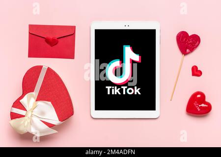 Bangkok, Thaïlande décembre 2022 smartphone Tik Tok icône de l'application, logo à l'écran, comme, deux coeurs rouges sur fond rose tendance des médias sociaux netwo Banque D'Images