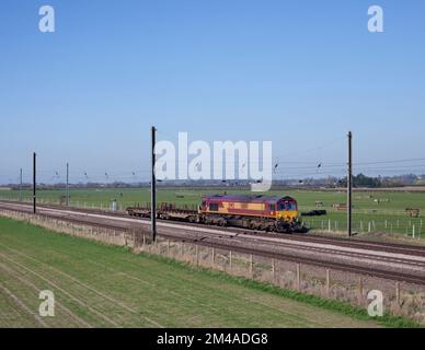 DB train de marchandises classe 66 locomotive 66114 en couleurs EWS transportant un petit train de marchandises sur la ligne principale de la côte est à quatre voies près de Thirsk Banque D'Images