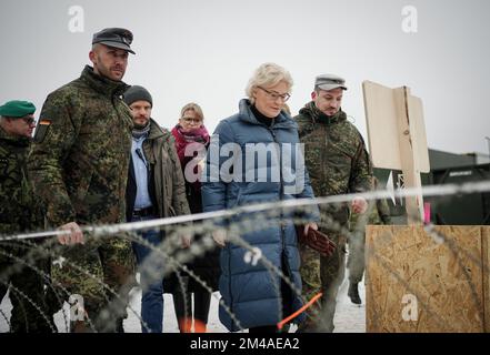 Ne l’est pas, la Slovaquie. 20th décembre 2022. Christine Lambrecht (SPD), ministre fédérale de la Défense, visite les soldats allemands de la Bundeswehr stationnés en Slovaquie à Lest (infanterie de montagne). Les soldats allemands en Slovaquie, qui bordent directement l'Ukraine, font partie de la Force opérationnelle de défense contre les missiles aériens et du groupement tactique multinational de l'OTAN. Credit: Kay Nietfeld/dpa/Alay Live News Banque D'Images