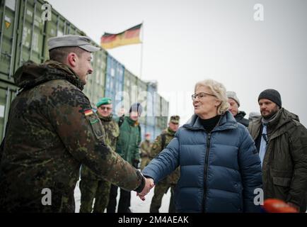 Ne l’est pas, la Slovaquie. 20th décembre 2022. Christine Lambrecht (SPD), ministre fédérale de la Défense, visite les soldats allemands de la Bundeswehr stationnés en Slovaquie à Lest (infanterie de montagne). Les soldats allemands en Slovaquie, qui bordent directement l'Ukraine, font partie de la Force opérationnelle de défense contre les missiles aériens et du groupement tactique multinational de l'OTAN. Credit: Kay Nietfeld/dpa/Alay Live News Banque D'Images