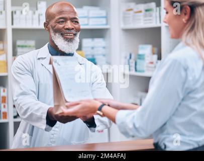 Consultation, médecine et pharmacie avec l'homme noir et le client pour les soins de santé, l'aide ou la prescription. Shopping, vente au détail et pilules avec le pharmacien et Banque D'Images