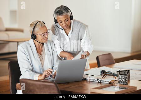 Ordinateur portable, conseil et femme aident le mentor tout en faisant la présentation dans une réunion virtuelle, documents et stratégie. Femme d'équipe, virtuelle et d'affaires Banque D'Images