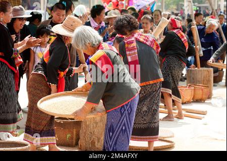 Une femme âgée minoritaire non identifiée se fait un concours de riziculture et de bonheur dans le Festival International de Phutai 2nd dans la province de Kalasini, en Thaïlande. Banque D'Images