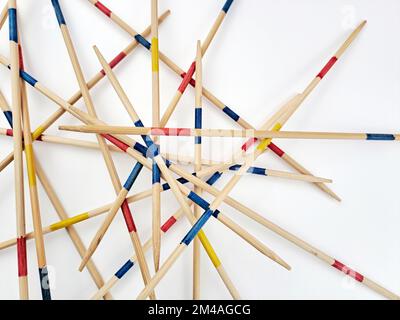 Jeu de société Mikado avec bâtons de bois. Fond clair dégradé. Banque D'Images