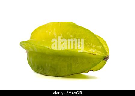 Fruit d'étoiles mûr (Averrhoa carambola, pomme d'étoiles, amidaux) isolé sur fond blanc Banque D'Images