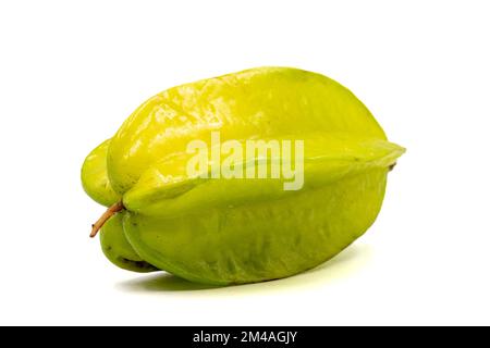 Fruit d'étoiles mûr (Averrhoa carambola, pomme d'étoiles, amidaux) isolé sur fond blanc Banque D'Images