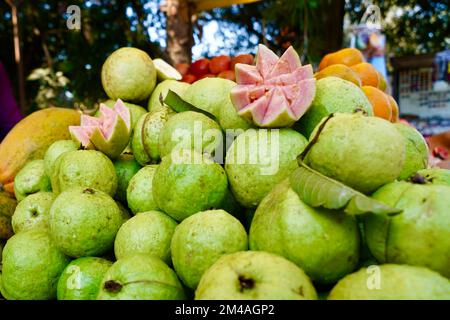 Guava fraîche et savoureuse Vente dans la rue, fruits de goyave verts locaux avec pâte rose et graines vendant sur le marché local de l'inde Banque D'Images