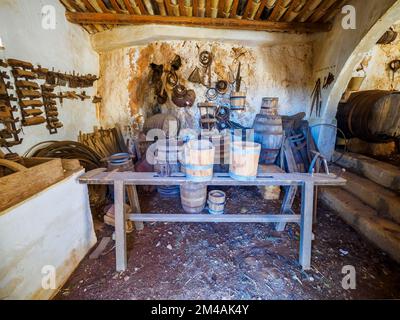 Musée en plein air aux grottes de Scurati ou « Grotta Mangiapane » un ancien village habité depuis le Paléolithique supérieur, montrant les traditions artisanales et la vie rurale en Sicile - Custonaci, Sicile, Italie Banque D'Images