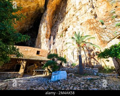 Musée en plein air aux grottes de Scurati ou « Grotta Mangiapane » un ancien village habité depuis le Paléolithique supérieur, montrant les traditions artisanales et la vie rurale en Sicile - Custonaci, Sicile, Italie Banque D'Images