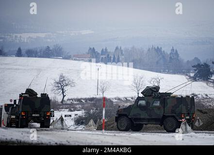 Ne l’est pas, la Slovaquie. 20th décembre 2022. Les véhicules de l'armée allemande Eagle quittent le camp de campagne à Lest, en Slovaquie, où sont stationnés les soldats allemands de la Bundeswehr (troupes de montagne). Les soldats allemands en Slovaquie, qui bordent directement l'Ukraine, font partie de la Force opérationnelle de défense contre les missiles aériens et du groupe de combat multinational de l'OTAN. Credit: Kay Nietfeld/dpa/Alay Live News Banque D'Images