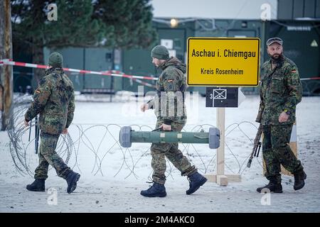 Ne l’est pas, la Slovaquie. 20th décembre 2022. Les soldats de la Bundeswehr traversent le camp de campagne de Lest, en Slovaquie, avec un missile anti-char d'entraînement et un fusil de sniper de G22. Les soldats allemands en Slovaquie, qui bordent directement l'Ukraine, font partie de la Force opérationnelle de défense contre les missiles aériens et du groupement tactique multinational de l'OTAN. Credit: Kay Nietfeld/dpa/Alay Live News Banque D'Images