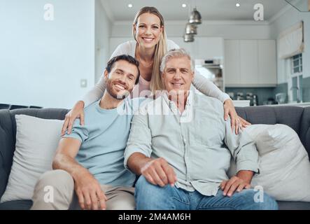 Famille, portrait et se détendre sur le canapé dans le salon, souriant et solidaire. Amour, soin et heureux homme, femme et grand-père assis sur le canapé avoir du plaisir Banque D'Images