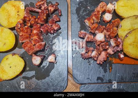 Savoureuse jambe d'octopus galicien grillé de style espagnol avec pommes de terre rôties et aïoli à l'ail Banque D'Images