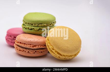 Prise de vue macro de macarons isolés sur fond blanc Banque D'Images