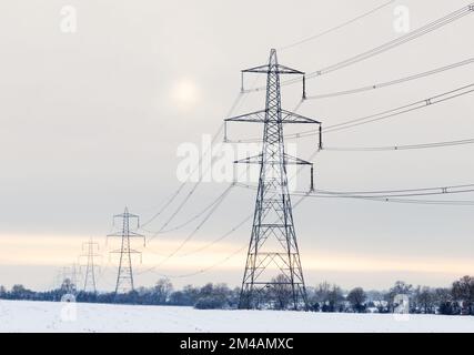 Pylônes d'électricité dans un paysage d'hiver avec de la neige. ROYAUME-UNI Banque D'Images