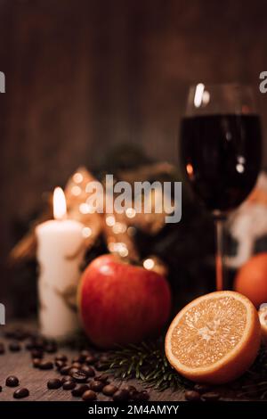 Composition de Noël grains de café, orange, vin, bougie. Table du nouvel an Banque D'Images