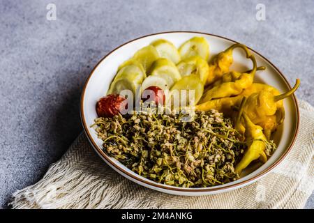Bol avec légumes fermentés géorgiens sur la table Banque D'Images