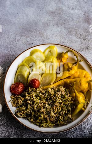 Bol avec légumes fermentés géorgiens sur la table Banque D'Images
