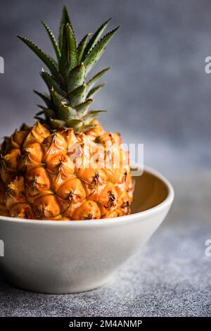 Vue latérale sur l'ananas mûr frais bio Banque D'Images