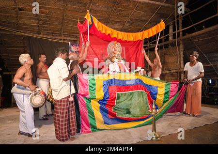 Le personnage de Kathakali Ravana sur scène à Kolornagerkavu-Mandir à Perratil Banque D'Images