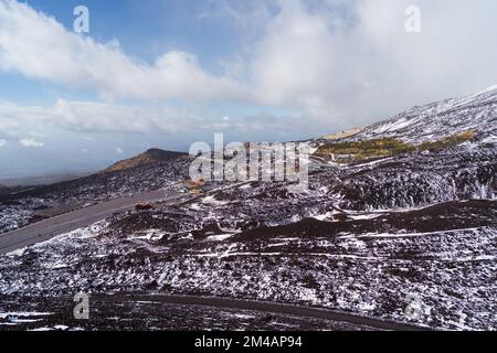 Paysage pittoresque de petite colonie près de l'immense stratovolcan Mont Etna couvert de neige situé en Italie sous le ciel bleu le jour d'hiver Banque D'Images
