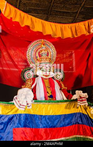 Le personnage de Kathakali Ravana sur scène à Kolornagerkavu-Mandir à Perratil Banque D'Images