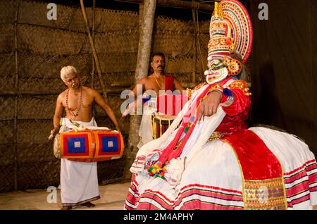 Le personnage de Kathakali Ravana sur scène à Kolornagerkavu-Mandir à Perratil Banque D'Images