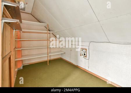 Chambre vide moderne avec étagères et murs blancs Banque D'Images