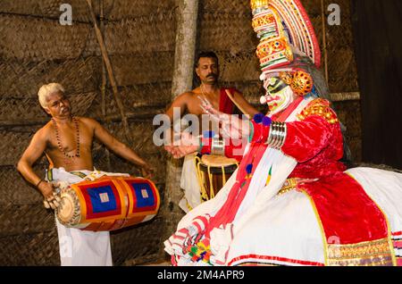 Le personnage de Kathakali Ravana sur scène à Kolornagerkavu-Mandir à Perratil Banque D'Images