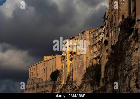 Soirée orageuse en août au-dessus de la vieille ville de Tropea, Calabre, Italie, une ancienne colonie au sommet d'une falaise censée être fondée par Dieu Hercule sur la côte ouest de la Calabre. Les gratte-ciel et les appartements bordant les falaises de grès sont parsemés de balcons et de belvédères offrant une vue superbe sur la mer Tyrrhénienne. Banque D'Images