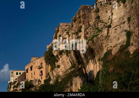 Le bord renforcé de falaises de grès érodées soutenant la vieille ville de Tropea, une ancienne colonie soi-disant fondée par le Dieu Hercules sur la côte occidentale de la Costa degli Dei (côte des dieux) en Calabre, dans le sud de l'Italie, Il propose des repas en plein air et de superbes vues panoramiques sur la mer Tyrrhénienne depuis les belvédères et les balcons. Banque D'Images