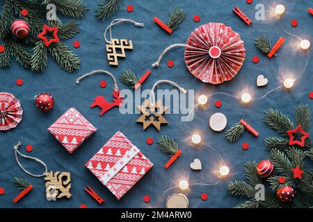 Béni Yule, Noël, festival d'hiver letton. Symboles ethnographiques, motifs de Lettonie. Amulettes de bois, papier d'emballage, boîtes-cadeaux avec brindilles de sapin Banque D'Images